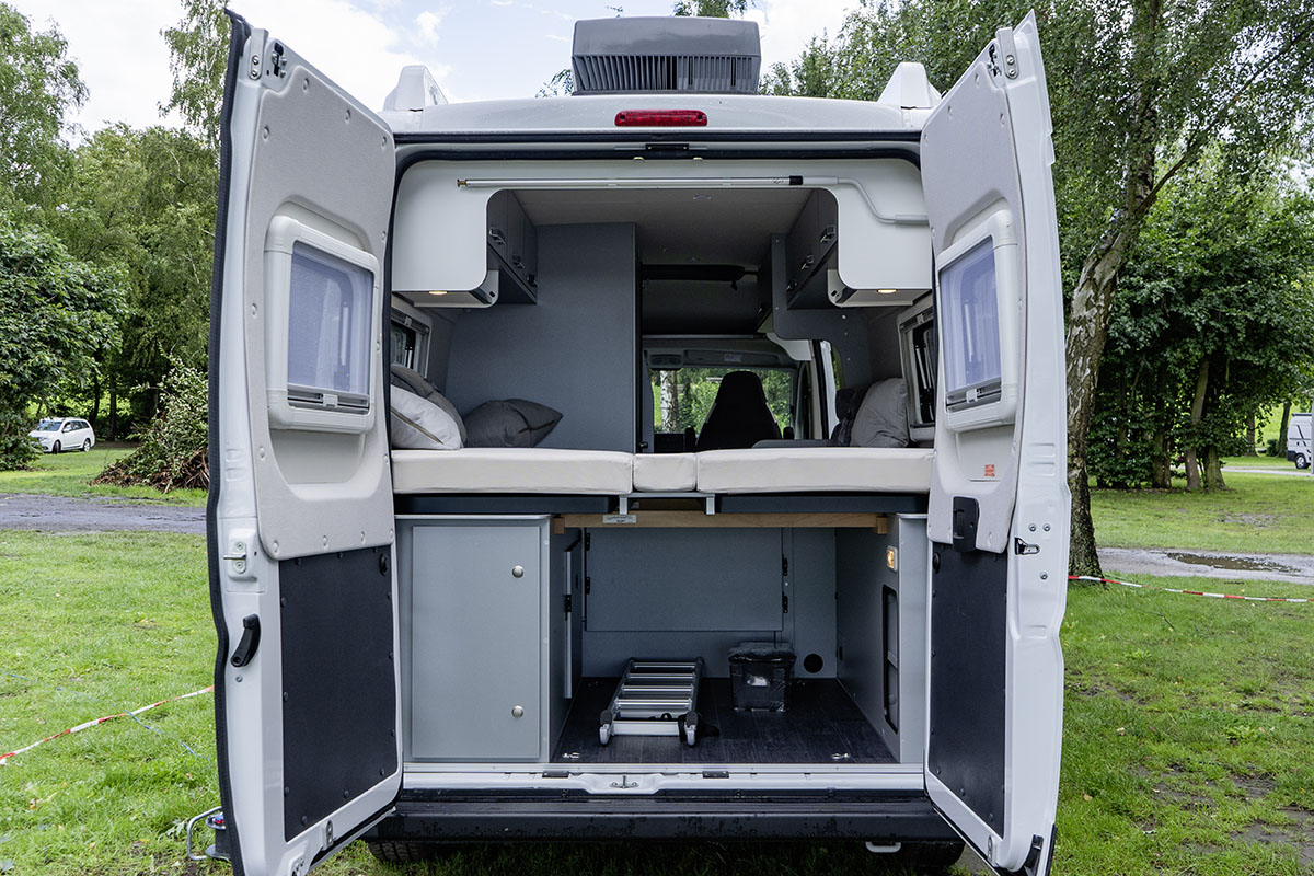 Die Rückansicht des Camper-Vans Weinsberg CaraTour 600 ME mitb geöffneten Türen.