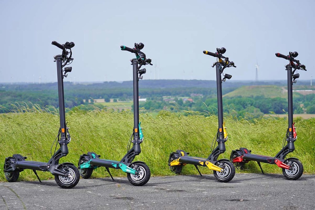 Der neue E-Scooter von IO Hawk mit Akzenten in vier verschiedenen Farben: Rot, gelb, grün und schwarz.