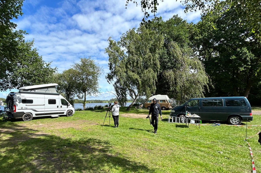 Camping-Kastenwagen mit Fotografen auf einem Campingplatz.