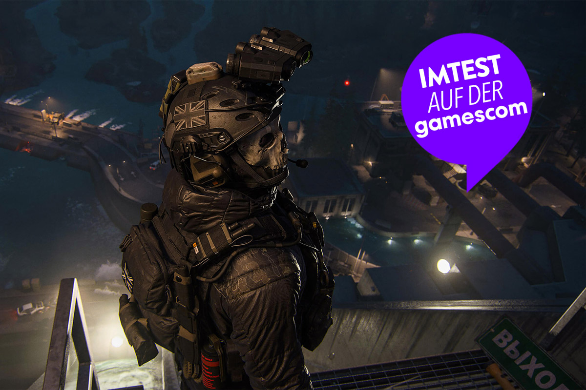 Der Charakter Ghost aus Call of Duty Modern Warfare 2 steht oberhalb einer Hafenanlage bei Nacht. Er trägt einen Helm mit hochgeklappem Nachtsichtgerät.