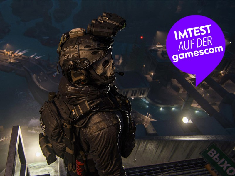 Der Charakter Ghost aus Call of Duty Modern Warfare 2 steht oberhalb einer Hafenanlage bei Nacht. Er trägt einen Helm mit hochgeklappem Nachtsichtgerät.