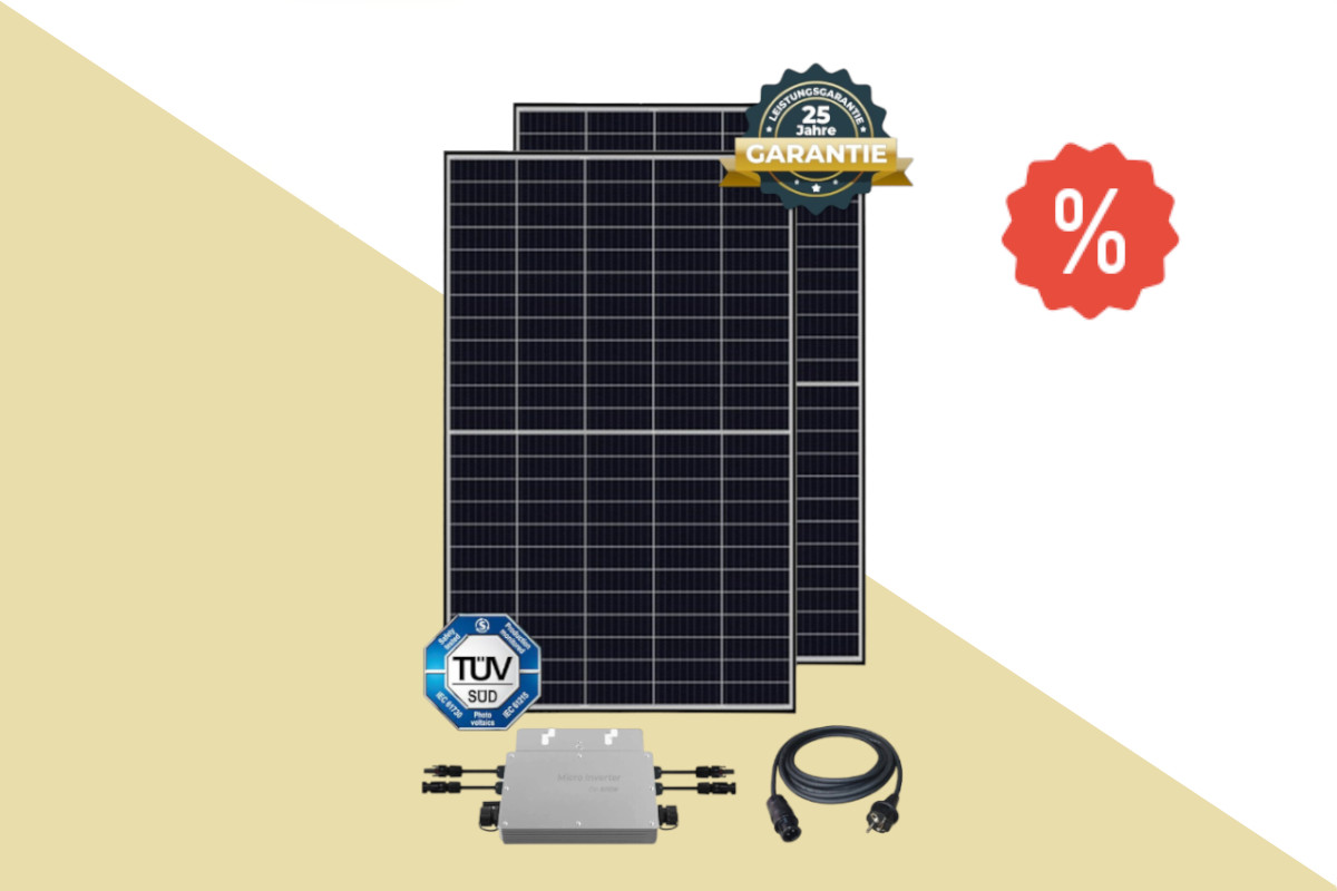 Zwei Solarmodule hochkant von vorne hintereinander mit TÜV Siegel unten und Garantie Siegel oben sowie grauem Wechselrichter unten und Kabel auf weiß goldenem Hintergrund mit rotem Prozentzeichen rechts oben