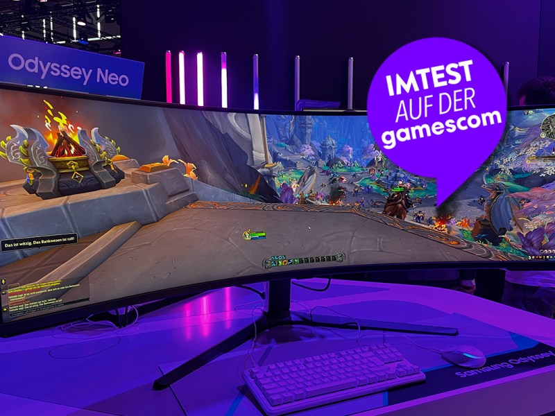 Der Gaming-Monitor Samsung Odyssey Neo G9 in der 57-zoll-Variante an einem Lila beleuchteten Messestand.