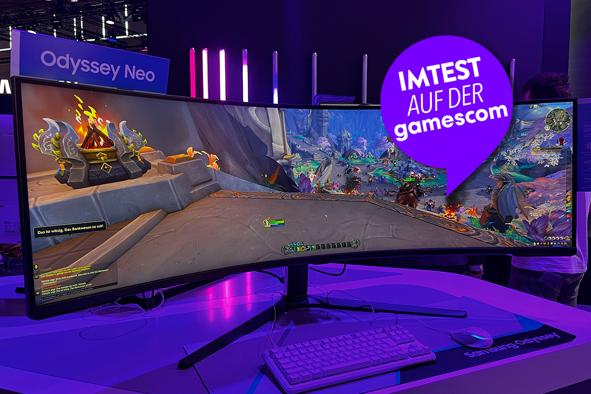 Der Gaming-Monitor Samsung Odyssey Neo G9 in der 57-zoll-Variante an einem Lila beleuchteten Messestand.