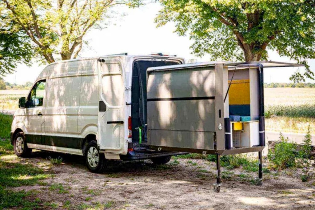 Ein Kastenwagen wird mit einem PlugVan-Modul zum Camper ausgestattet.