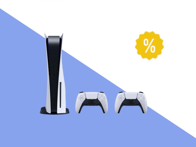 Weiß schwarze PS5 von vorne, daneben zwei weiße Controller aufgestellt von vorne auf blau weißem Hintergrund mit gelben Prozentzeichen rechts oben