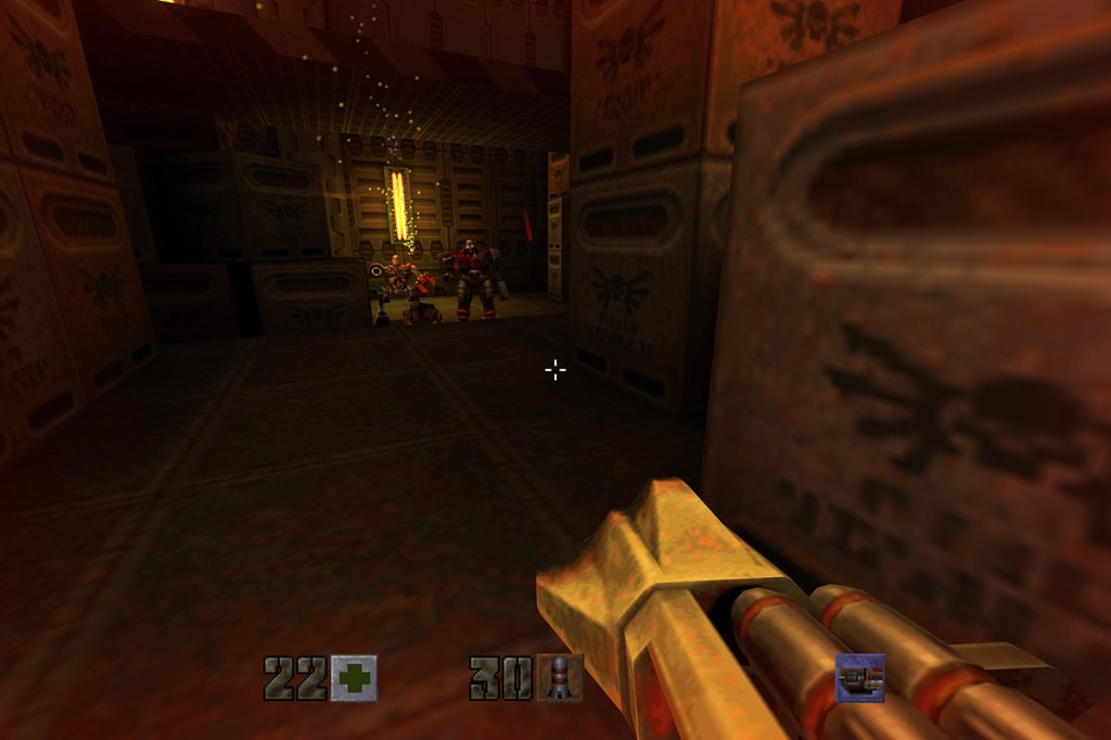 Screenshot aus dem Spiel Quake 2. Der Spieler zielt mit einem Raketenwerfer auf Gegner, die in einem dunklen Gang stehen.