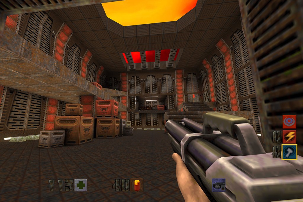 Screenshot aus dem Spiel Quake 2. Blick auf einen Raum mit Metallwänden voller roter, brauner und grauer Kisten.