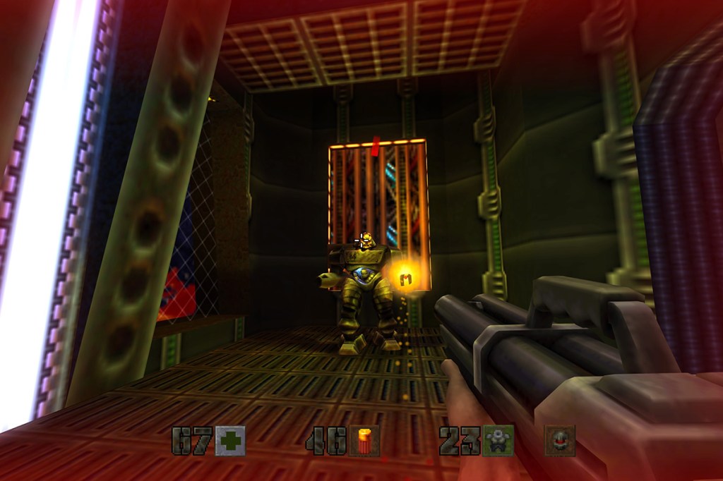 Screenshot aus dem Spiel Quake 2. Der Spieler hat eine Shotgun auf ein Alien-Cyborg gerichtet, das mit einer Energiewaffe schießt.