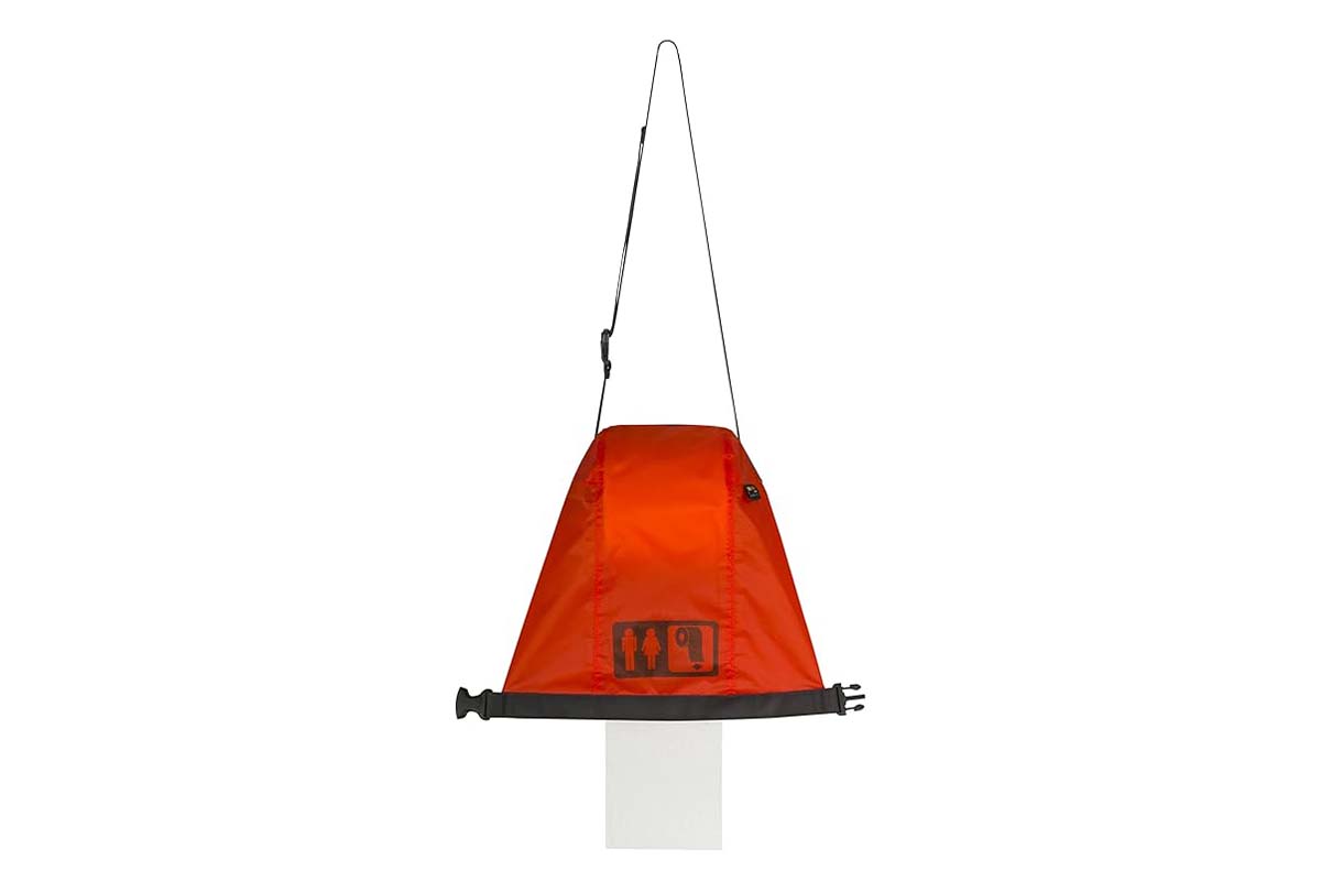 Roter Toilettenrollen-Halter auf weißem Grund
