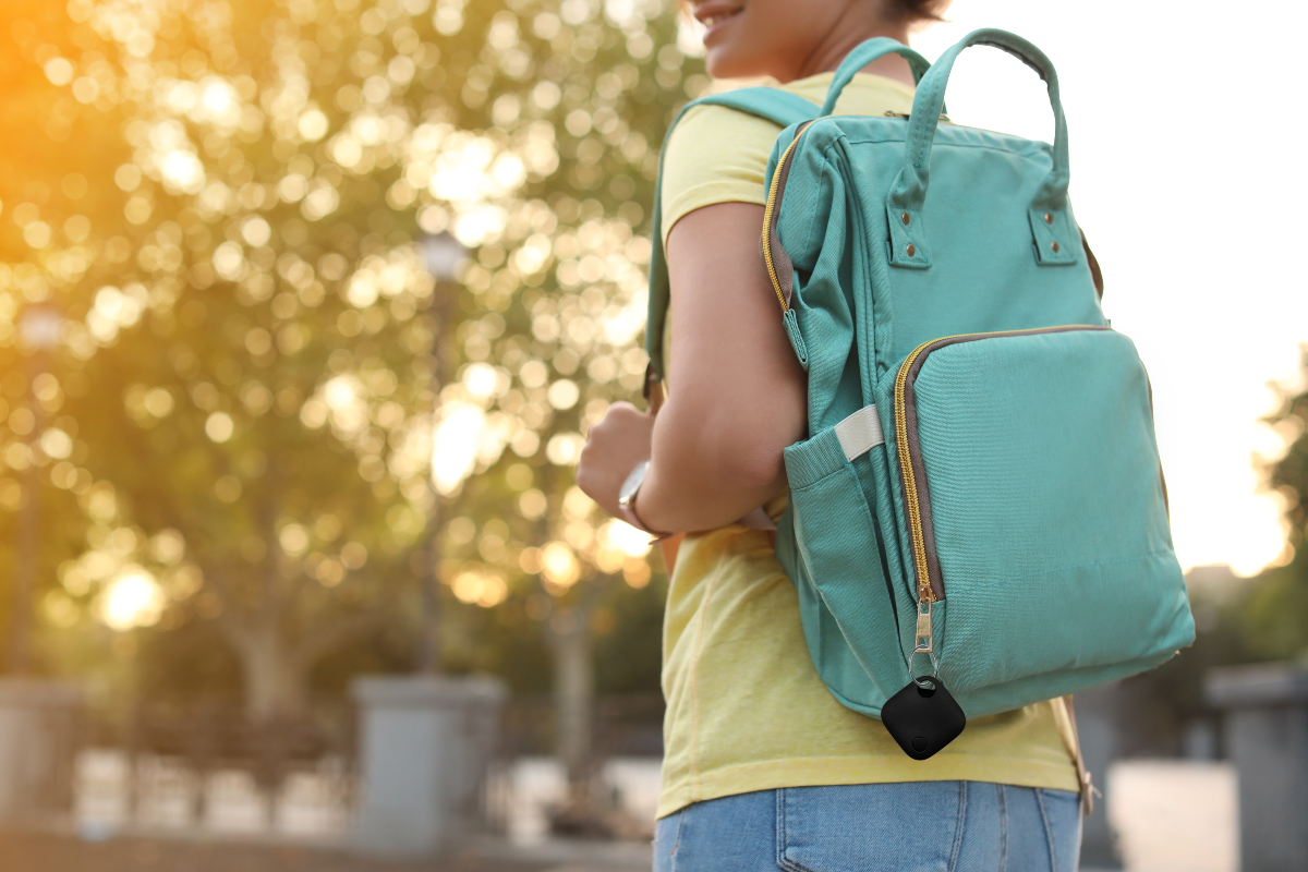 Smart Tag von Maginon am Rucksack einer Frau befestigt