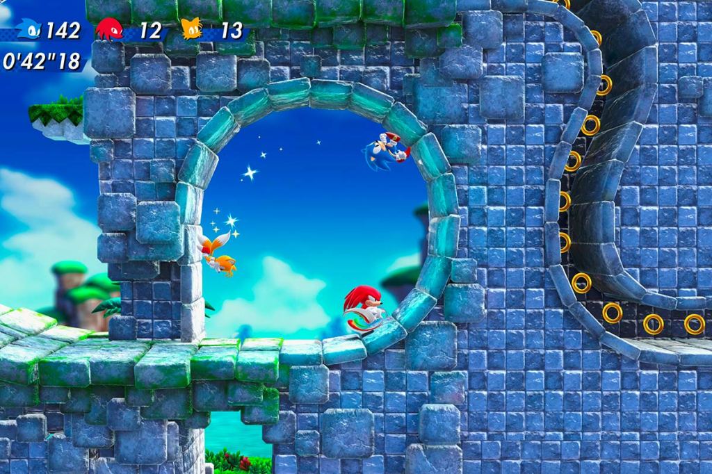 Screenshot aus dem Spiel Sonic Superstars, man sieht drei Figuren durch einen Looping sprinten.