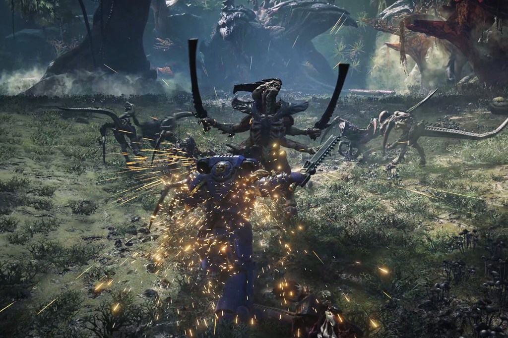 Screenshot aus dem Spiel Space Marine 2. Die Spielfigur stürmt mit gezogenem Ketteschwert auf ein großes Alien zu, das zwei Klingen in den Händen hält. Im Hintergrund Wald.