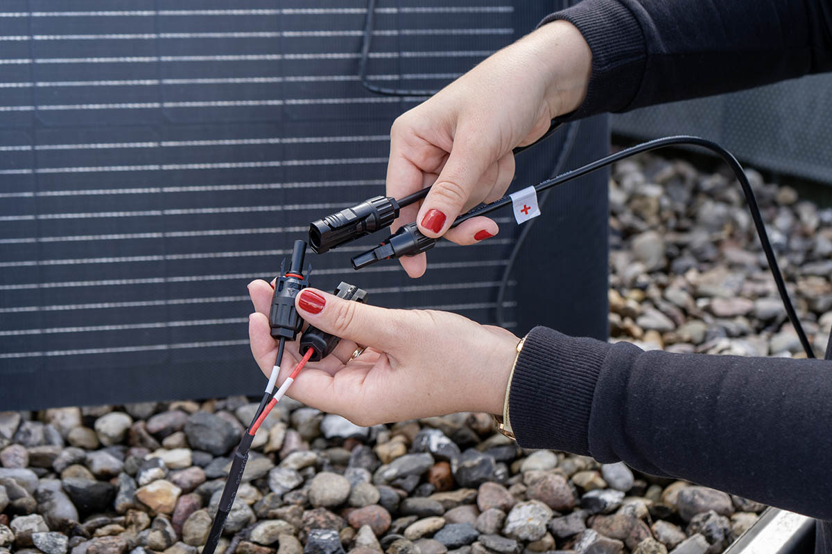 Die Kabel von Solarpanel und Adapter der AC180 werden zusammengesteckt.