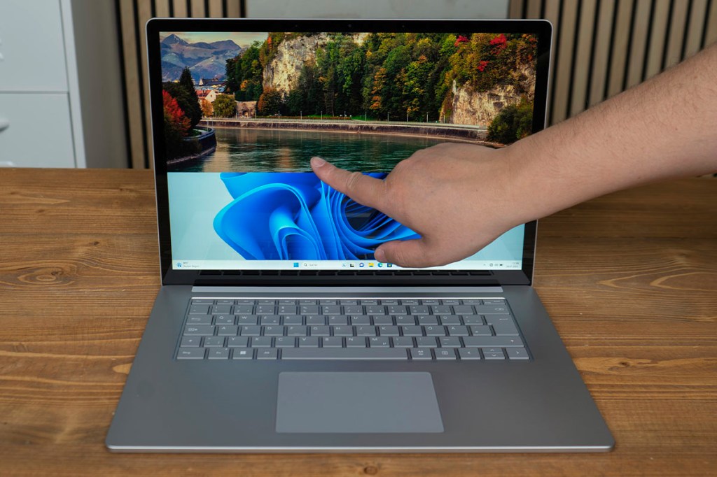 Der Touch-Screen des Microsoft Surface Laptop in Aktion