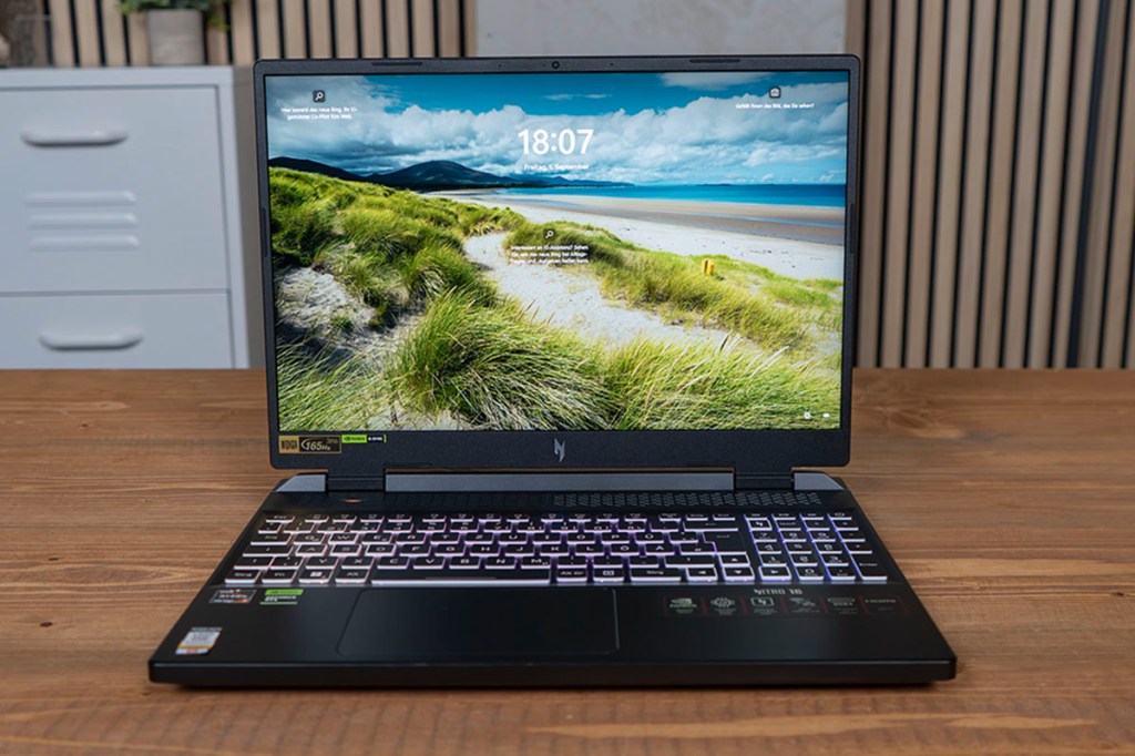 Das Acer Nitro 16 Gaming-Notebook steht eingeschaltet auf einem Tisch.
