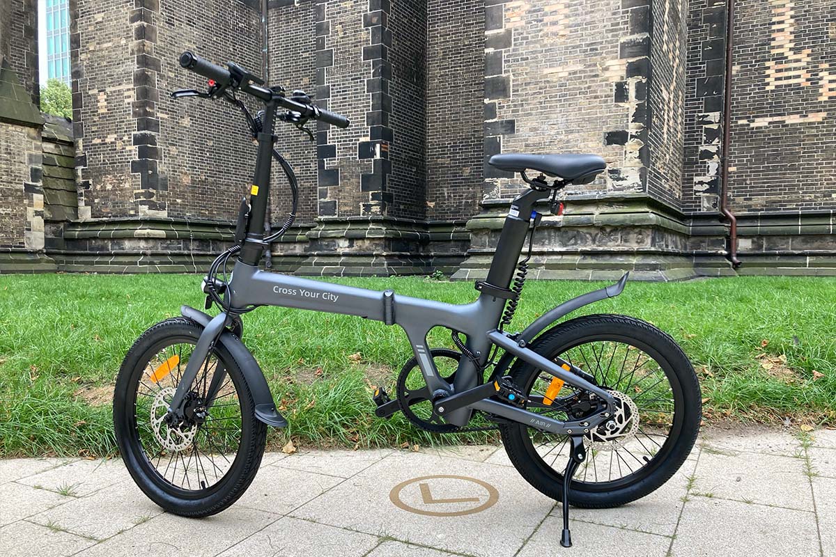 Totale Falt-E-Bike steht vor einem historischen Gebäude