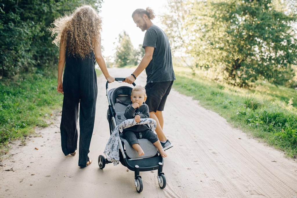 Ein Pärchen mit einem Kinderwagen.