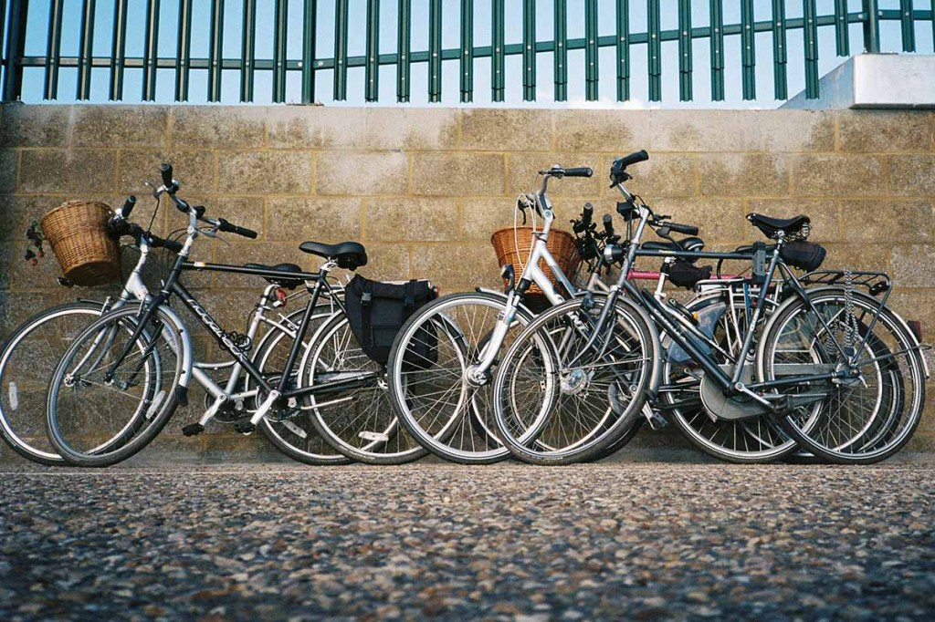 Fahrräder an einer Mauer.
