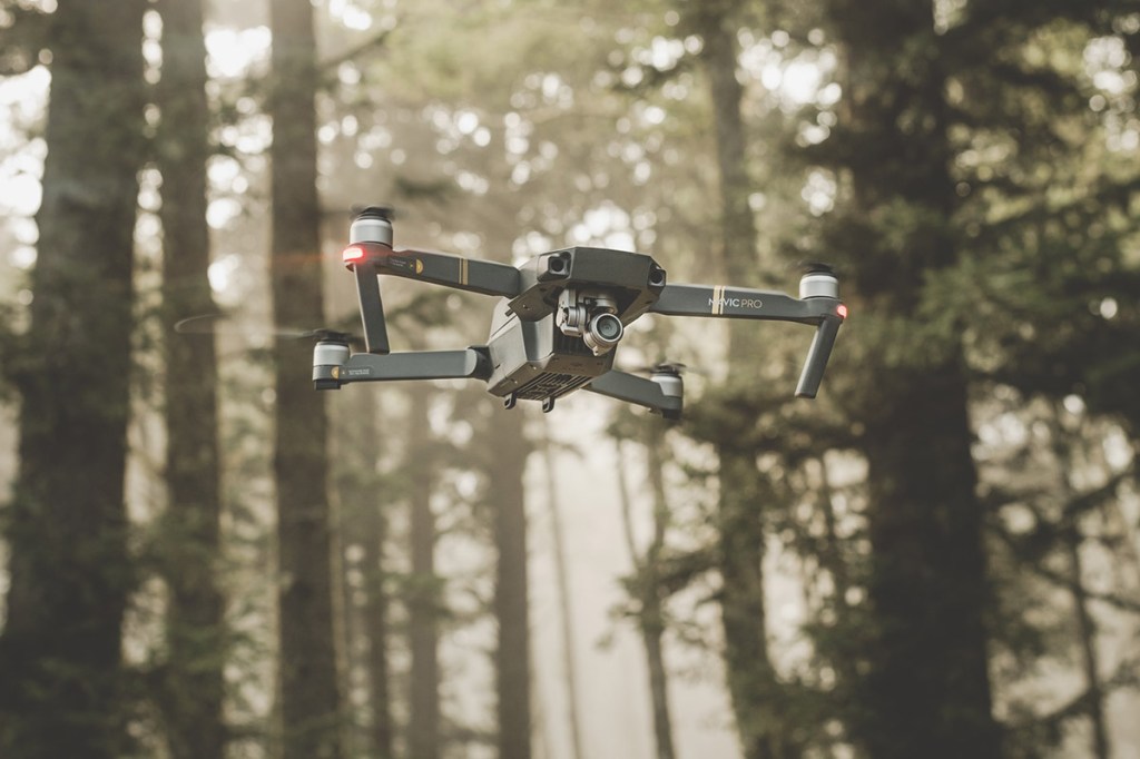 Eine Drohne in einem Wald.