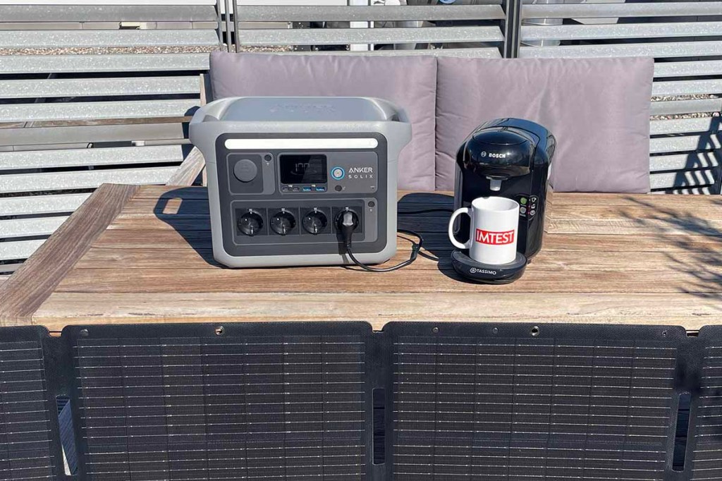 Die Anker-Powerstation versorgt einen Kaffeeautomat mit Strom.