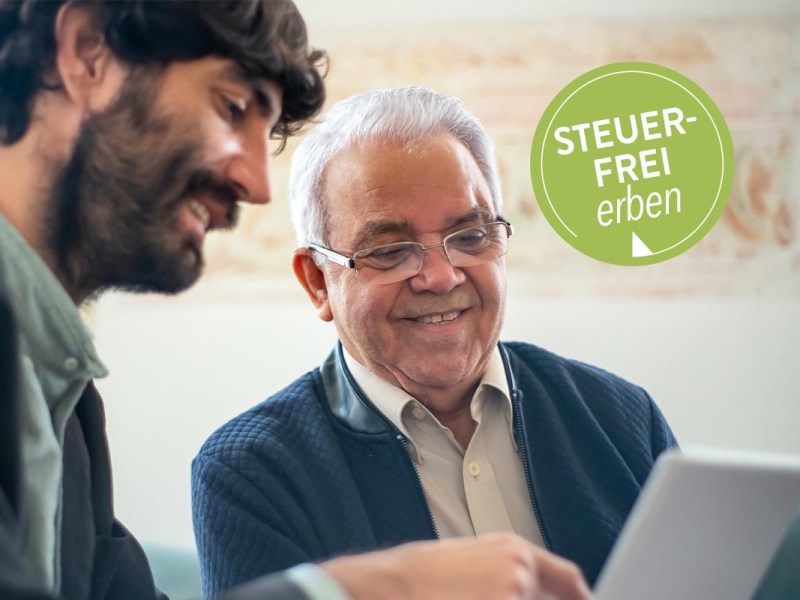 Zwei Personen sehen auf ein Tablet.