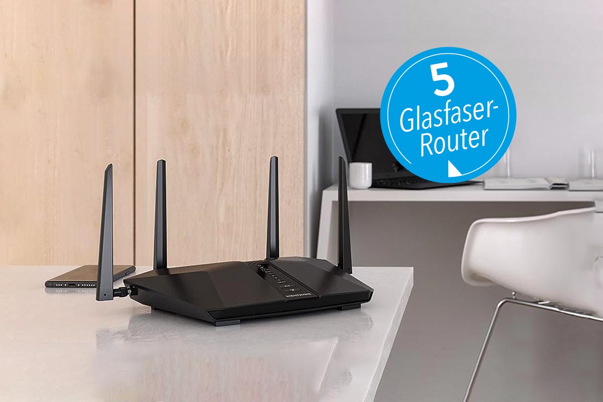 Router von Netgear auf einem Tisch.