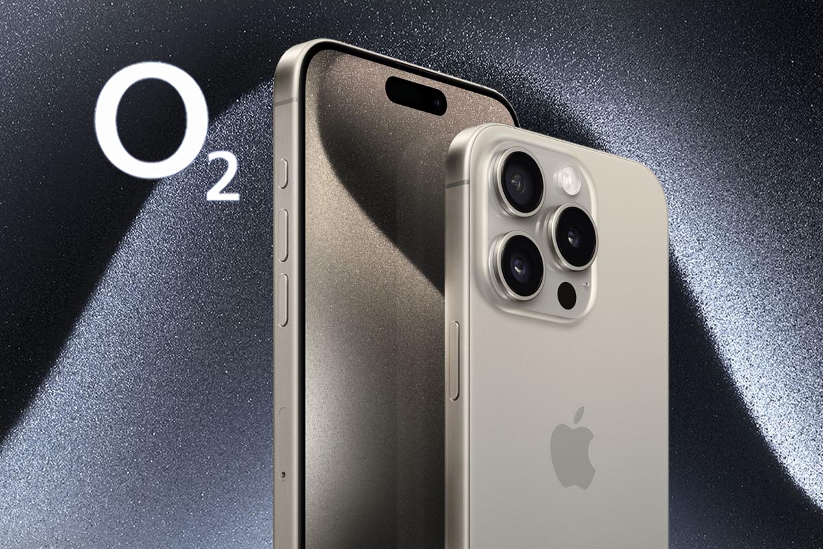 iPhone 15 Pro in Titan natur vor grauem Hintergrund