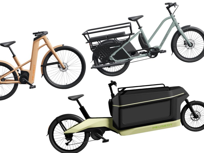 Productshot: drei E-bikes auf weißem Hintergrund, davon ein City-E-bike und zwei Cargo-E-bikes