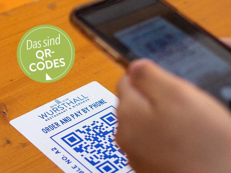 Smartphone scannt QR-Code ein