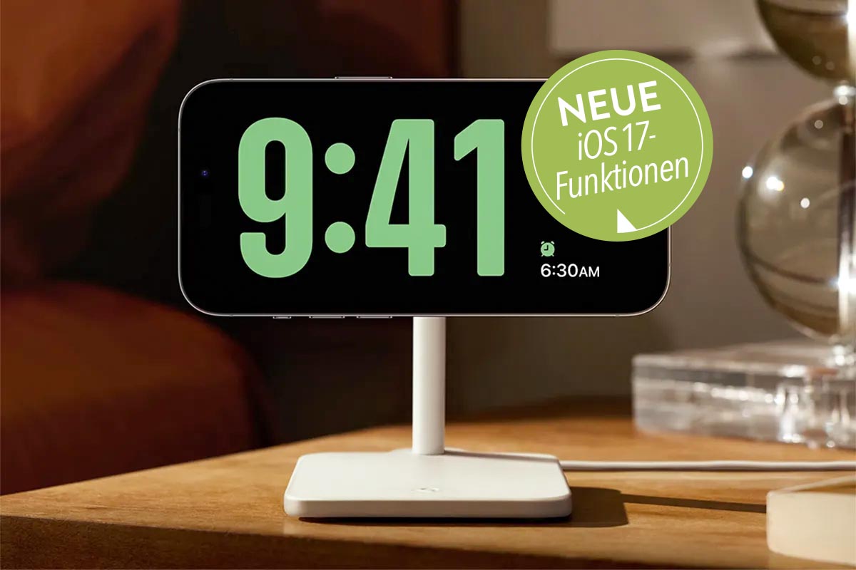 Bild vom iPhone im neuen Standby-Modus. Man sieht eine Digitaluhr auf dem Display.