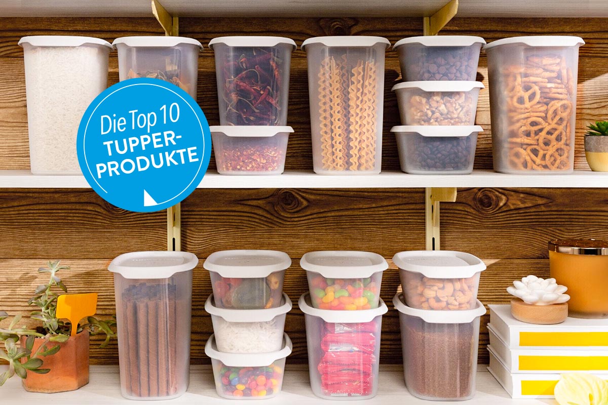 Dosen von Tupperware stehen in einem Regal.
