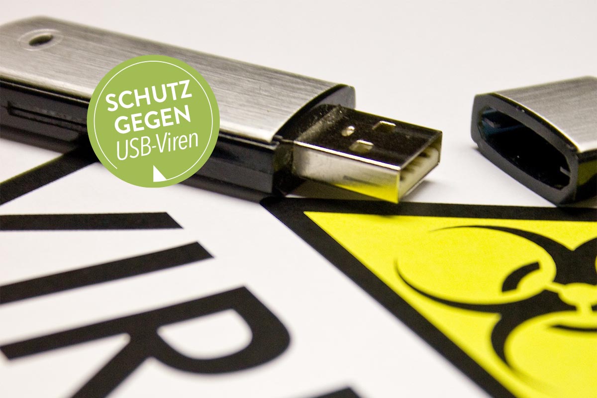 USB Stick auf einem Tisch mit Virenwarnung.