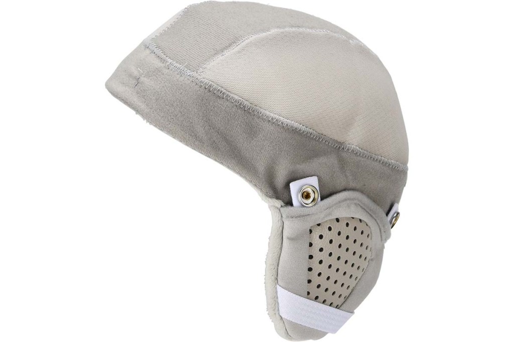 Productshot einer Helmmütze mit Ohrenschutz