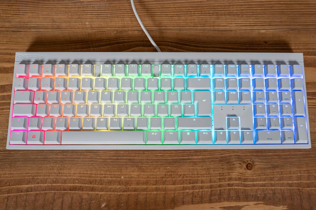 Die Cherry Tastatur MX 2.0S RGB von oben mit aktivierter Beleuchtung.