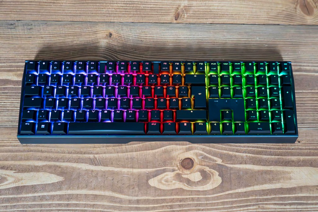 Die Cherry Tastatur MX 3.0S Wireless RGB von oben mit aktivierter Beleuchtung.