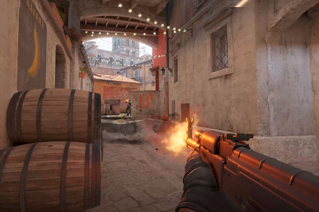 Screenshot aus dem Spiel Counter-Strike 2, es ist ein Feuergefecht in einem engen Korridor zu sehen.
