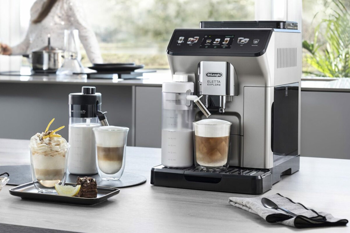 Der Eletta Explore Cold Brew mit verschiedenen Kaffeegetränken auf einem Küchentresen.