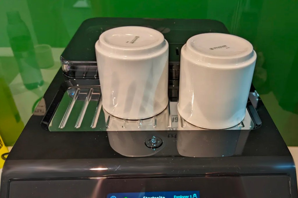Die Tassenablage des De'Longhi-Kaffeevollautomaten.