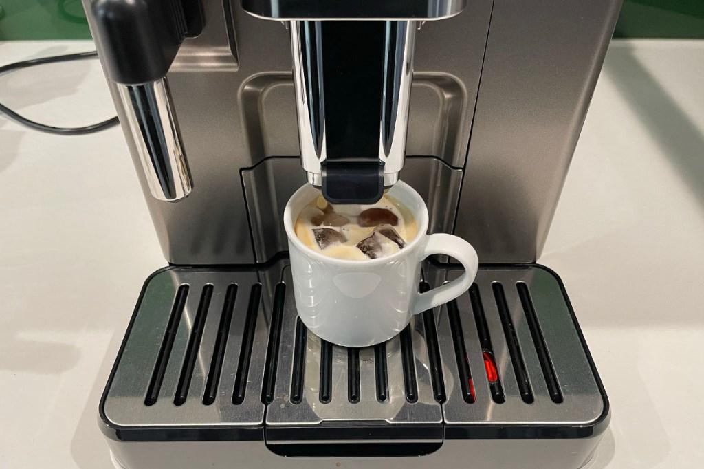 Cold-Brew-Kaffee aus dem De'Longhi-Kaffeevollautomaten.