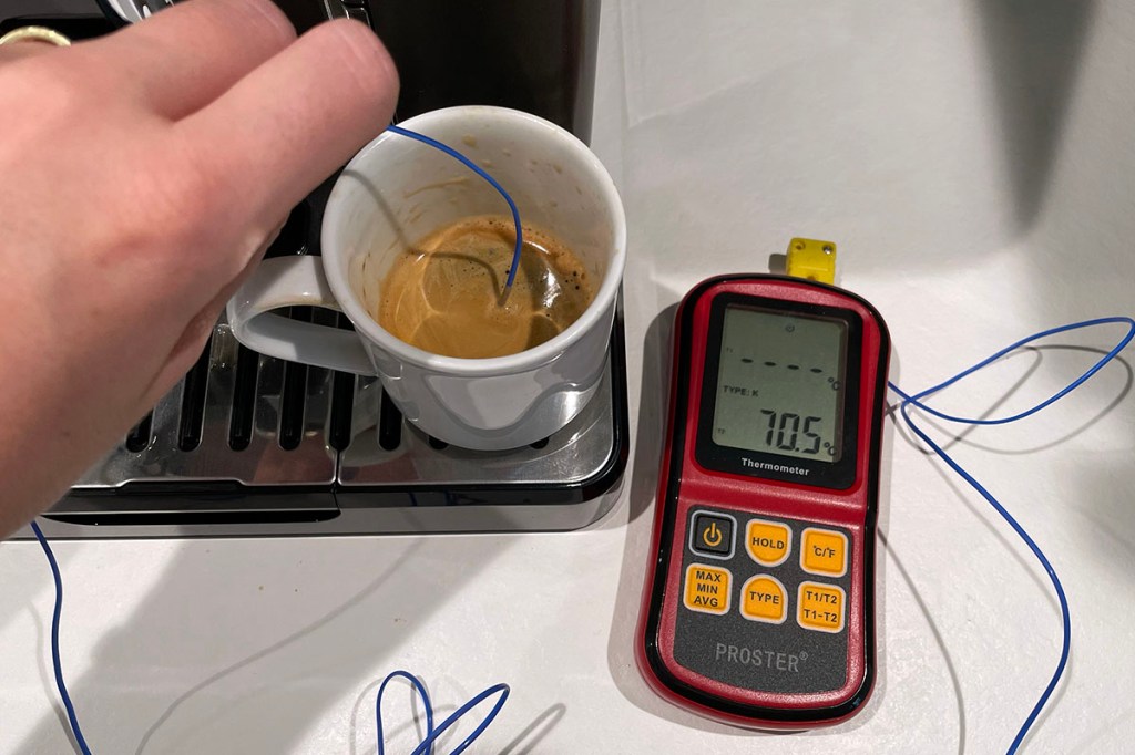 Die Temperatur des Espressos wird mit einem Messgerät erfasst.