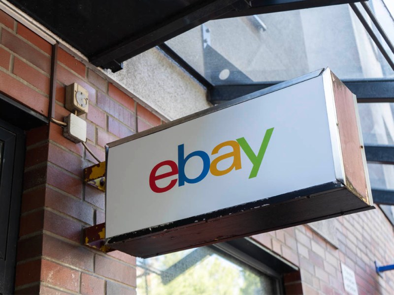Ein eBay-Schild hängt an einem Laden