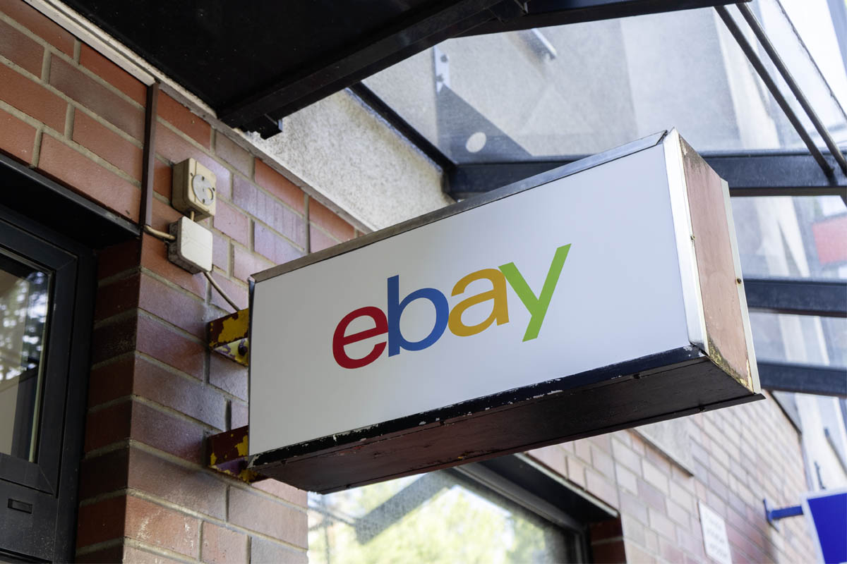 Ein eBay-Schild hängt an einem Laden