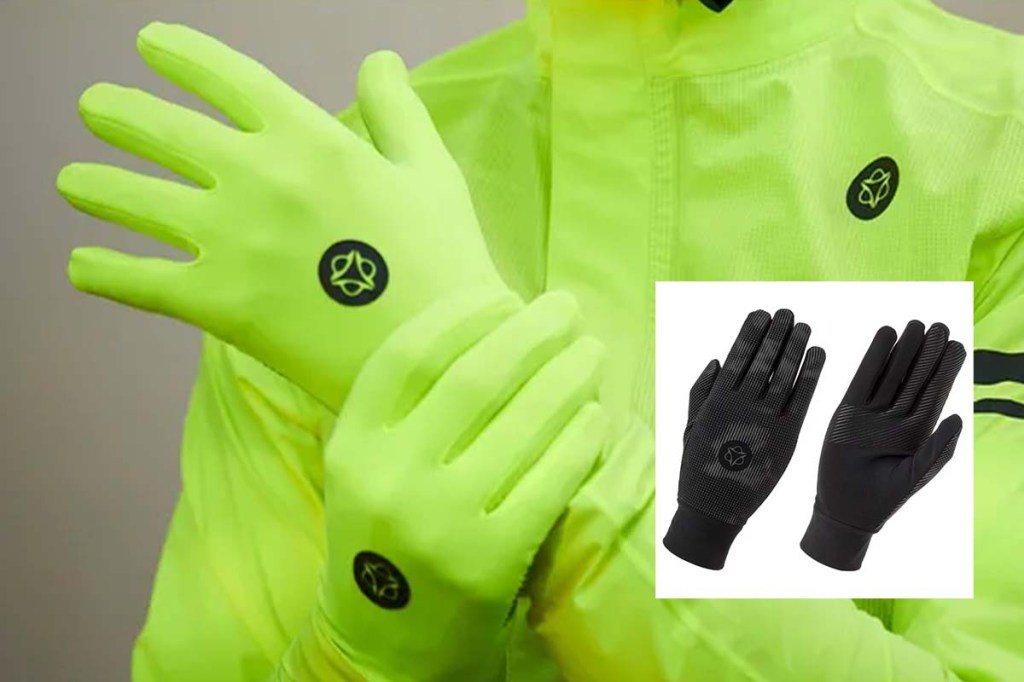 Anschnitt einer Person, die eine neongelbe Jacke und neongelbe Handschuhe trägt, davor ein Produktshot von schwarzen Handschuhen als kleines Bild im Bild