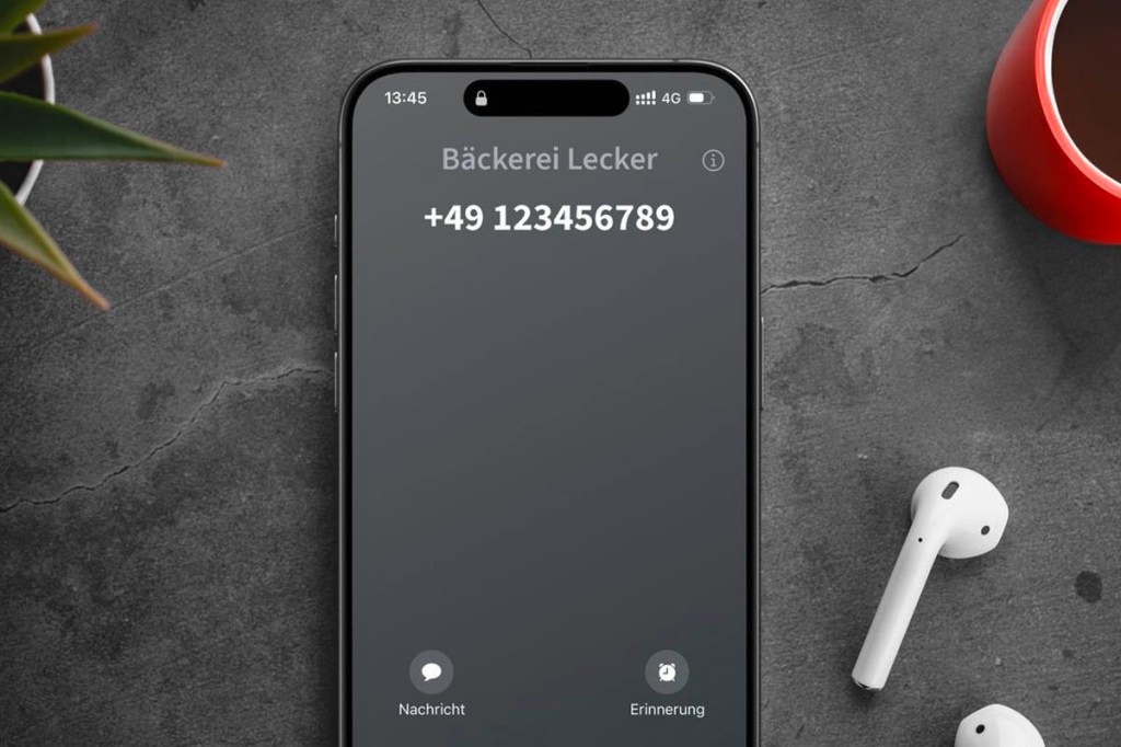 Auf einem grauen Smartphonebildschirm ist eine Nummer zu sehen und blasser darüber der Schriftzug: "Beckerei Lecker"
