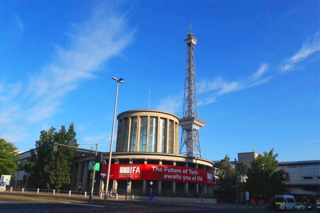 Ein rundes Gebäude mit dem IFA-Banner, im Hintergrund ist der Funkturm zu sehen.