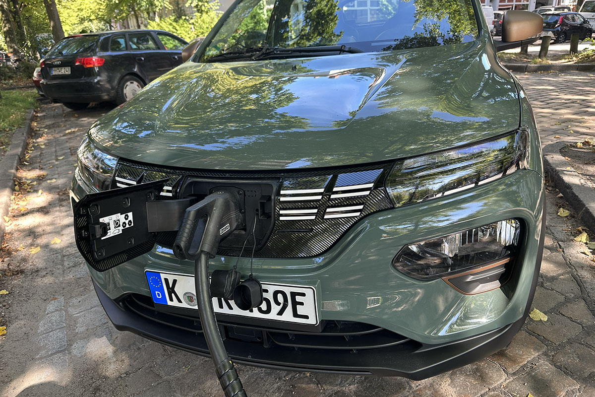 Detailaufnahme eingestecktes Ladekabel an E-Auto.