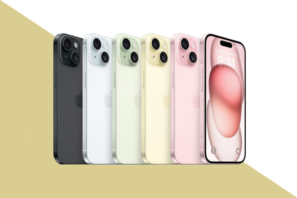 Fünf iPhone 15 seitlich in Reihe aufgestellt von hinten in verschiedenen Farben, links das Pinke zusätzlich von vorne mit rosa Bildschirm auf gold weißem Hintergrund