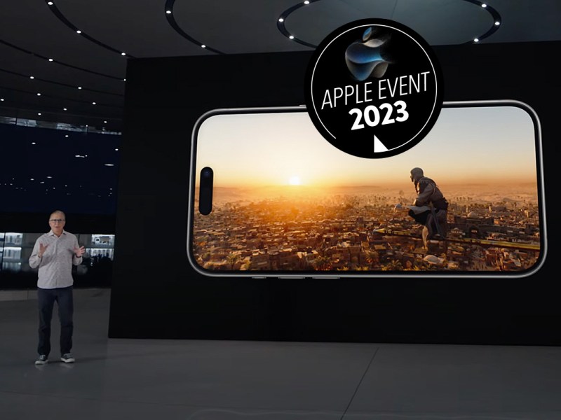 Bild mit Apple-Entwickler vor einer Leinwand, auf der ein iPhone 15 mit Assassin's Creed Mirage zu sehen ist.
