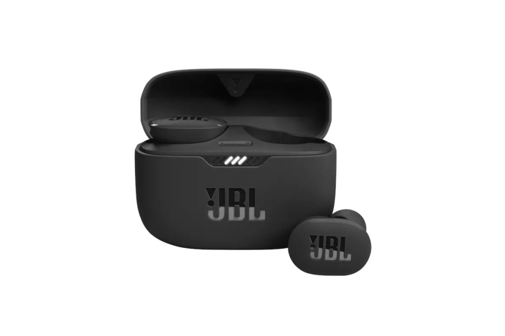 Schwarzes JBL-Ladecase offen mit einem In-Ear-Kopfhörer drin und einem davor liegend auf weißem Hintergrund